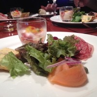 グリル&イタリアン アチェンド - サーモンを使った、美しい前菜。