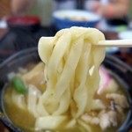 土浦食堂 - 平打ちのぶっとい麺と味噌スープ。
            具材は油揚げ、かまぼこ、さやえんどう、鶏肉、ジャガイモ、シイタケ、煮干し…etc
            