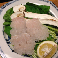 露庵 菊乃井 木屋町店 - 松茸、鱧ともそんなに食べた事無いですが、素材的にこの程度の物なのかなって感想。
                  