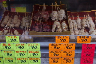 肉の店 鳥吉 - このキャッチ―な商品と値札が店頭にディスプレイされてます。