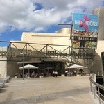Bar Guggenheim Bilbao - こちらがテラスバー。右下の階段を降りるとミュージアムの入口です。