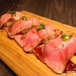 Sumibiyakiniku Ushidoshi - 限定！【A5常陸牛トモサンカクの炙り握り】(350円)