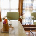 ブルーリバーカフェ - レトロお洒落なテーブルと椅子と空間