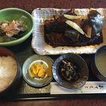 はな屋 - 魚のあら煮（この日はかんぱち）と茄子のお浸しとひじきとご飯味噌汁にお漬物♡ボリュームありました。