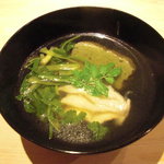 くろぎ - 油目の葛打ちと蓬麩の椀物。