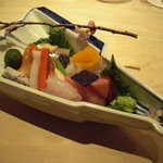 くろぎ - 関鯵、関鯖、赤貝、鮪トロ、赤身、鯛、甲烏賊の上に黄味。