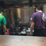 玄龍 - 厨房(右が店長さん、左がスタッフさん)