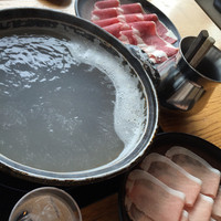 銀座しゃぶ通 マロニエゲート店 - 向こうは牛、こっちは豚