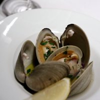 インカント - うちむらさき貝の白ワイン蒸し、黒胡椒風味