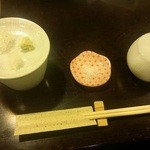 十割蕎麦みかあさ - まずはつゆと塩が出て来ます。