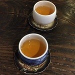 一芯二葉 - 小さなお茶がお絞りとともに出てきます。