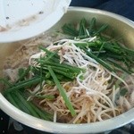 土居のいもたき - 最後にもやしとねぎ投入。