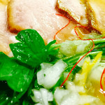 麺屋 號tetu - この葉っぱ…何⁇
      柚子が良ぃアクセント♪