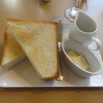 Rijoisu - そして朝食に注文した厚切りのトーストがテーブルに運ばれてきました。
      