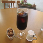Rijoisu - 最初にコーヒーが運ばれてきました、まだ暑い日だったんでコーヒーはアイスにしてもらいました。
                        