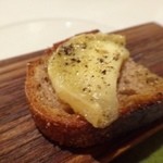 レストラン・モリエール - 山羊のカチョカバロ。量が選べますのでハーフで頂きました。
      山羊のチーズですけれど、クセもなく美味しい。