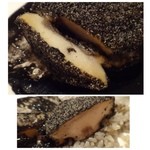 レストラン・モリエール - 蝦夷鮑を昆布で巻いて8分蒸した後、イカスミ入りのパン粉とセモリナ粉をまぶしてオリーブ油でカリッと焼き上げている。イ
      コレだけ厚みがあると美味しいですよ