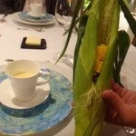 レストラン・モリエール - ◆冷たいコーンスープ・・コーンの甘味を感じて美味しいですよ。
            同時に「茹でとうきび」が出されます。面白い演出ですね。これも甘いこと。
