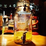 カリブの酒場 - 自家製トロピカルラムはラム酒にフルーツを漬け込んだ特製ラム酒