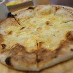 ヴィーダカフェ - 3種のチーズピザ