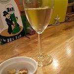 vege&bar シンバル - グラスの白ワイン