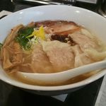 鬼そば 藤谷 - 鬼塩ワンタンラーメン　950円。大振りのワンタンが5個入った、がっつり系ワンタン麺です。