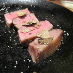 鳥茂 - 牛タンのステーキ、黒トリュフがけ
