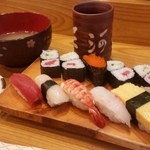 Tasukezushi - 「ランチにぎり (950円)」、ネタはマグロ、イカ、玉子、甘海老、タイ、とびっこ、鉄火巻き