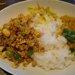 カレーライス ディラン - チキンキーマ、マスール豆と小松菜 ハーフ&ハーフ