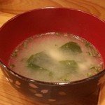 Tasukezushi - わかめたっぷりのお味噌汁