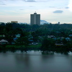 Grand Margherita Hotel - ホテルの一室からサラワク川を越えて