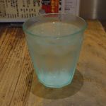 麺屋政宗 - 席に移動後は冷たい水をゴクゴクと飲みながら油そばが出来上がるのを待ち