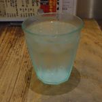 Menya Masamune - 席に移動後は冷たい水をゴクゴクと飲みながら油そばが出来上がるのを待ち