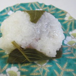 亀屋饅頭 - さくら餅１４０円、道明寺粉を蒸して餅を作ってあるんで関西風のさくら餅ですね。
      