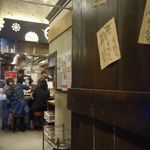 麺屋政宗 - ど満席な店内を見ながら10分ほど待つことになりました。