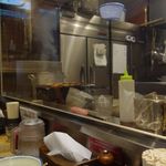 麺屋政宗 - 左奥で炙られるチャーシューの様子を見ていると