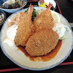 お食事処　みつおか - エビフライ＋コロッケ