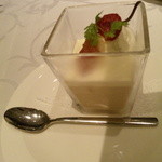 デザートはムースのクランベリーとイチジク載せでした