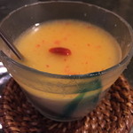 中国料理 堀内 - 甘さ控えめ表面にはすりおろしリンゴソースの杏仁豆腐