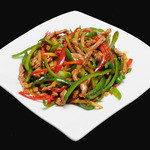 Stir-fried beef and shredded peppers