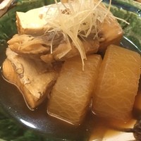 むとう - メインはアラ煮。魚臭さや余分な脂は綺麗に除かれた上品なアラです。大根も味が染みて美味しい。