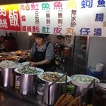 悦津鹹粥 - おばちゃんが慣れた手つきでお粥を作っていました