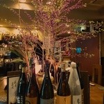 兎屋 - 中央の丸テーブル。2015年9月は紫式部。