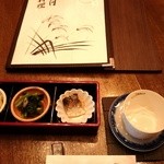 兎屋 - お通しとお猪口とメニューと箸袋。うさぎさんマーク付き。