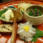 名古屋 浅田 - ９月：前菜（毛がにゼリー寄せ、細魚菊寿司、酢取り茗荷、かぼす釜、子鮎煮浸し、いちじく酒蒸し、つる紫の花葉浸し）