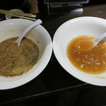 Menya Kotetsu - スープ比較（左：鶏SOBA塩＋黒マー油、右魚介ダシの中華SOBA）
