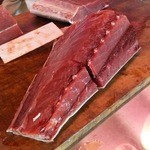 大間港特設会場 - 解体された大間マグロ