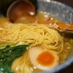 Menya Nagomi - 2015.9 麺は三河屋製麺の中太麺、麺量150g、大盛りは225g（120円増し）