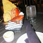 Chicago Cut Steakhouse - テーブルセット、パンもバターも上質です。