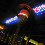 Chicago Cut Steakhouse - テーブルからお店の看板を見る。ライトも１テーブルごとにあり。